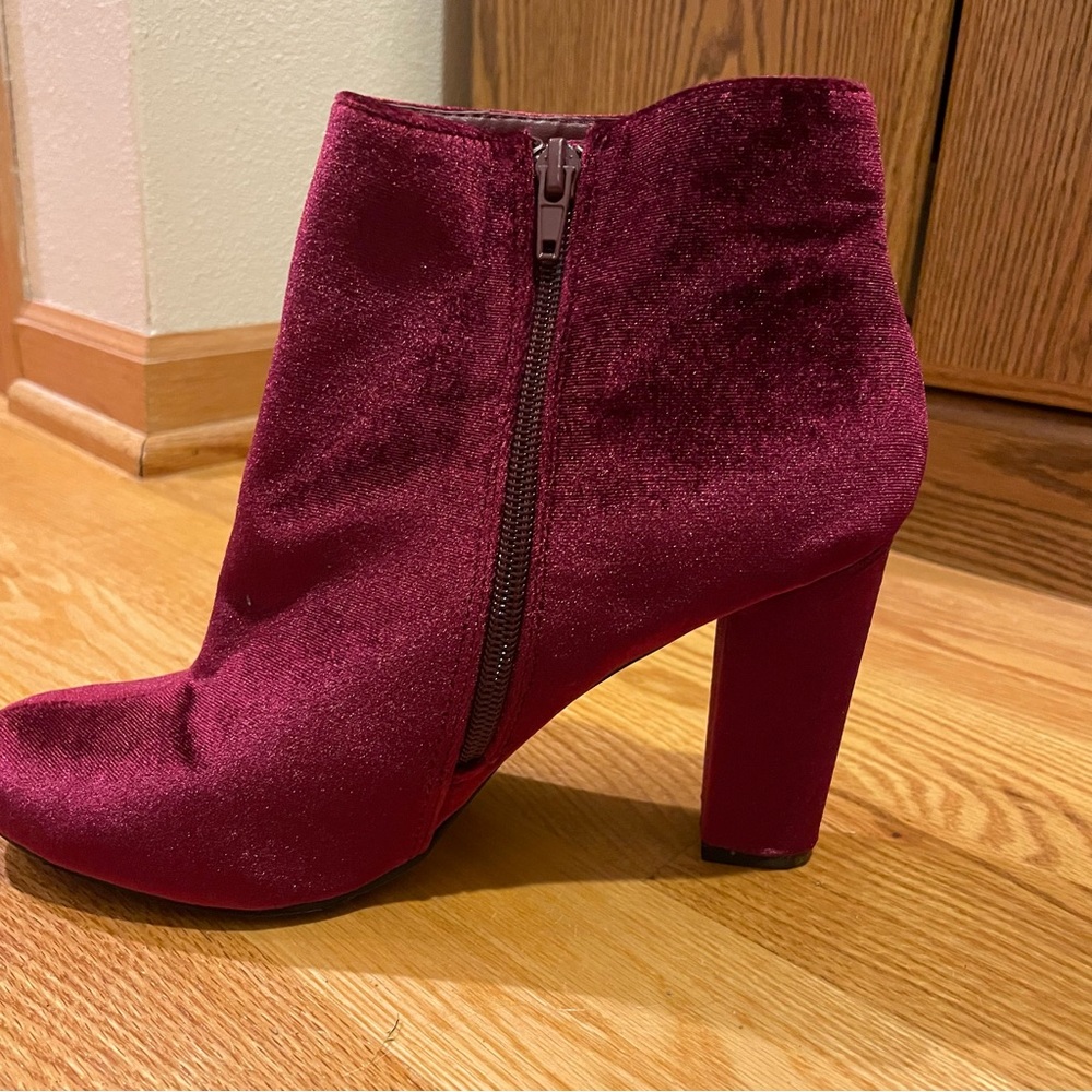 NWOT BAMBOO burgundy maroon velvet booties boots never worn ankle size 9
